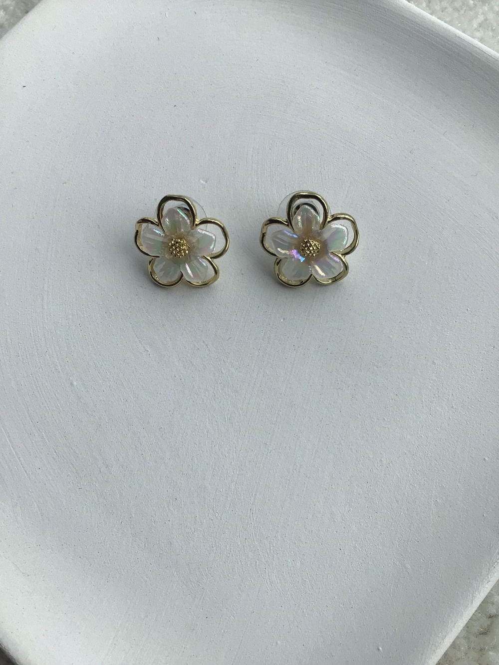 Gold-Trim Iridescent White Flower Stud Earrings